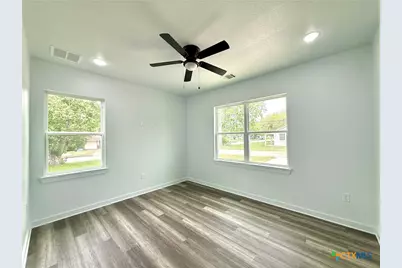 501 Walnut St, Yoakum, TX 77995 - Photo 26