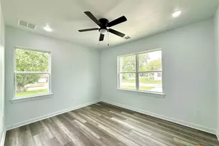 501 Walnut St, Yoakum, TX 77995 - Photo 26