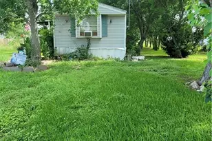 706 W Cleveland Ave, Seadrift, TX 77983 - Photo 2