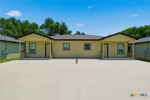 611 E Martindale St, Seguin, TX 78155 - Photo 1