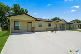 611 E Martindale St, Seguin, TX 78155 - Photo 2