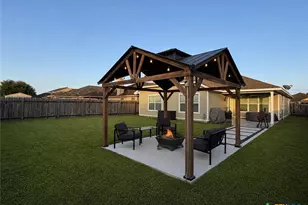 210 Cobble Stone Ct, Victoria, TX 77904 - Photo 2