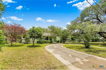 1019 E Gonzales Street, Yoakum, TX 77995 - Photo 2