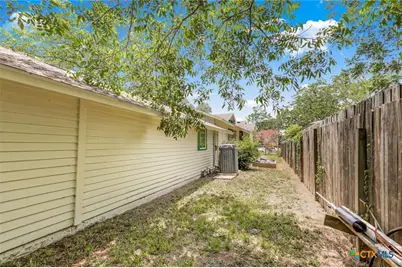1019 E Gonzales Street, Yoakum, TX 77995 - Photo 34