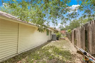 1019 E Gonzales St, Yoakum, TX 77995 - Photo 34