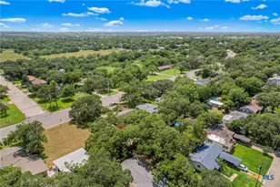 1019 E Gonzales St, Yoakum, TX 77995 - Photo 36
