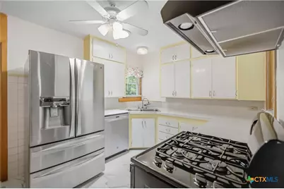1019 E Gonzales Street, Yoakum, TX 77995 - Photo 18