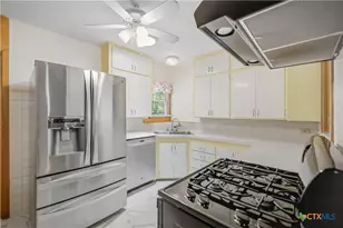 1019 E Gonzales St, Yoakum, TX 77995 - Photo 18