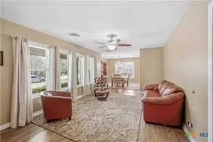 1019 E Gonzales St, Yoakum, TX 77995 - Photo 4