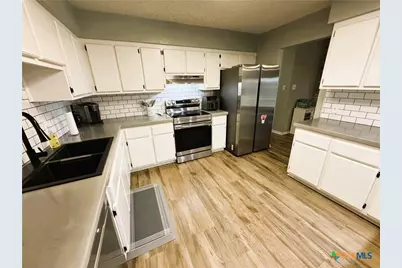 217 Versailles Street, Victoria, TX 77904 - Photo 10
