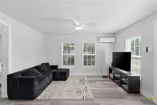 1407 N San Marcos St, Seguin, TX 78155 - Photo 4
