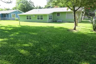969 Kunkel St, Seguin, TX 78155 - Photo 4