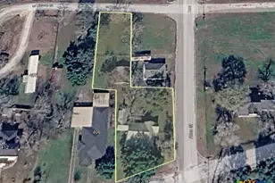 402 Young St, Edna, TX 77957 - Photo 2
