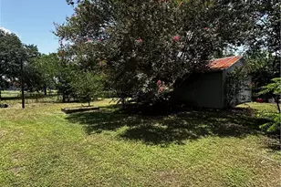 402 Young St, Edna, TX 77957 - Photo 18