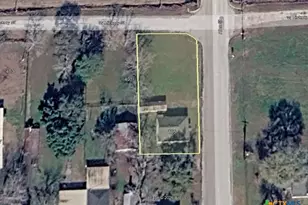 105 S Allen St, Edna, TX 77957 - Photo 2