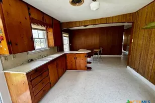 105 S Allen St, Edna, TX 77957 - Photo 6