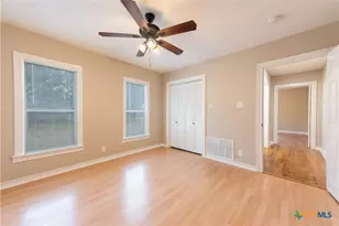 705 S Laurel Ave, Luling, TX 78648 - Photo 14
