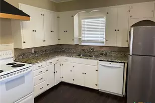222 S Hickory Ave, New Braunfels, TX 78130 - Photo 2