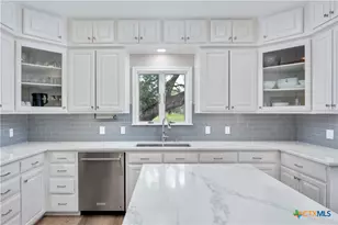 330 Live Oak Hills Ct, San Marcos, TX 78666 - Photo 8