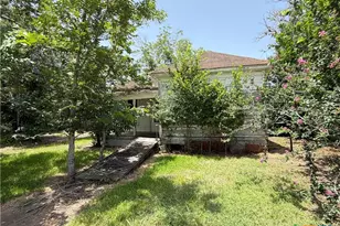 202 Vollentine St, Yoakum, TX 77995 - Photo 18