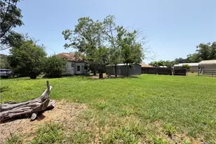 202 Vollentine St, Yoakum, TX 77995 - Photo 16