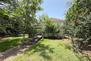 202 Vollentine St, Yoakum, TX 77995 - Photo 18