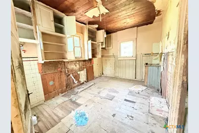 202 Vollentine Street, Yoakum, TX 77995 - Photo 8
