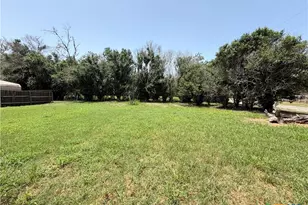 202 Vollentine St, Yoakum, TX 77995 - Photo 14