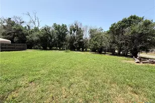 202 Vollentine St, Yoakum, TX 77995 - Photo 14