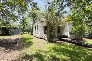 202 Vollentine St, Yoakum, TX 77995 - Photo 20