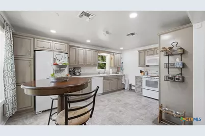733 E Krezdorn Street, Seguin, TX 78155 - Photo 10