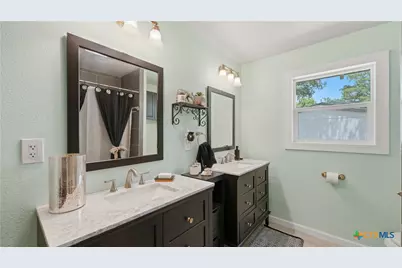 733 E Krezdorn Street, Seguin, TX 78155 - Photo 16