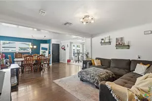 733 E Krezdorn St, Seguin, TX 78155 - Photo 2