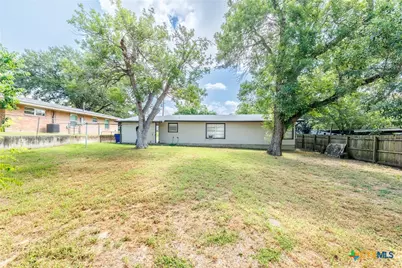 1215 N Hamilton Street, Gonzales, TX 78629 - Photo 10