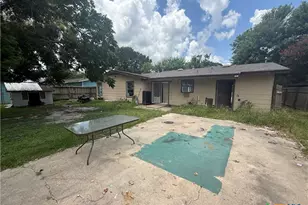 518 Lazy Ln, Port Lavaca, TX 77979 - Photo 10