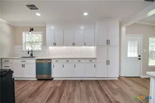 2605 N Ben Jordan St, Victoria, TX 77901 - Photo 8