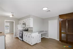 405 Hampshire St, Victoria, TX 77904 - Photo 10