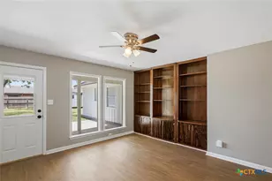 405 Hampshire St, Victoria, TX 77904 - Photo 4
