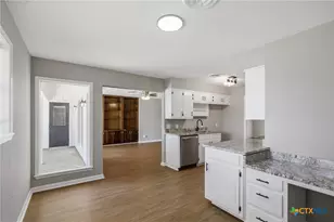 405 Hampshire St, Victoria, TX 77904 - Photo 6