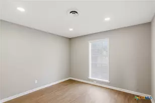 405 Hampshire St, Victoria, TX 77904 - Photo 14