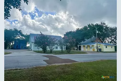 4802 Country Lane, Victoria, TX 77904 - Photo 1