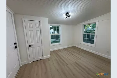 621 E Gonzales Street, Seguin, TX 78155 - Photo 8
