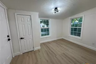 621 E Gonzales St, Seguin, TX 78155 - Photo 8