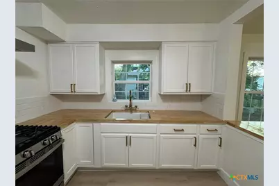 621 E Gonzales Street, Seguin, TX 78155 - Photo 4