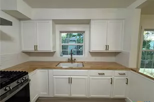 621 E Gonzales St, Seguin, TX 78155 - Photo 4
