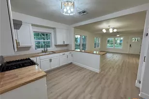 621 E Gonzales St, Seguin, TX 78155 - Photo 2