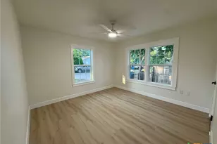 621 E Gonzales St, Seguin, TX 78155 - Photo 6