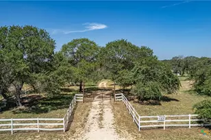 727 Eagle Creek Dr, Floresville, TX 78114 - Photo 1