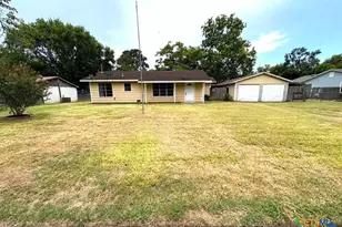 1203 N East St, Edna, TX 77957 - Photo 1