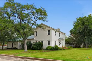 952 Bismark St, Seguin, TX 78155 - Photo 2